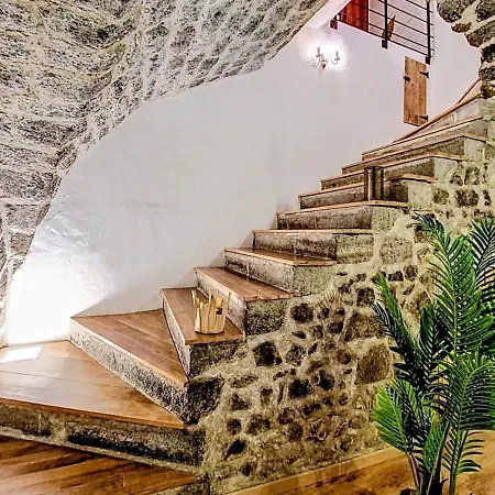 La Ou Murmurent Les Pierres *