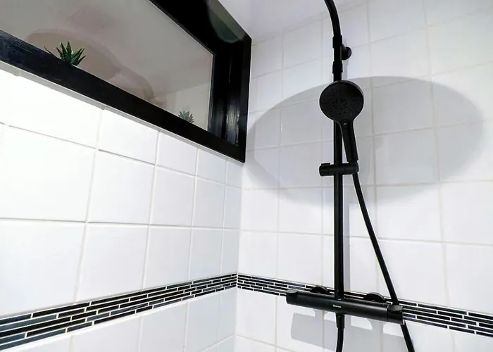 La Ou Murmurent Les Pierres *